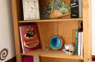 3 bed home sleeps 8 people located 1 min from train stop - Otley Terrace - Photo 16