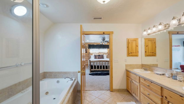 Alpine Whisper by Avantstay Deck & Pool Table - Foto 3, Interior