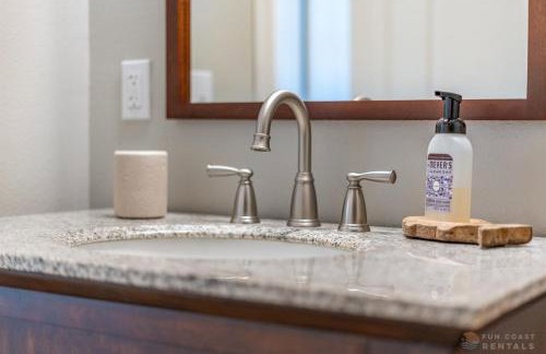 Adorable Dog Friendly Home with Fenced Yard, Office, STEPS to Canal & Hospital! - Foto 26