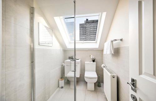 Modern 2BR Apartment for Contractors, Balcony & Fast Wi-Fi, W6 - Foto 54