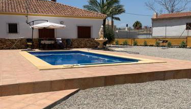 Chalet con piscina privada de 4 dormitorios Las Herrerias -cerca de Vera Playa- - Foto 3
