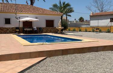 Chalet con piscina privada de 4 dormitorios Las Herrerias -cerca de Vera Playa- - Foto 3
