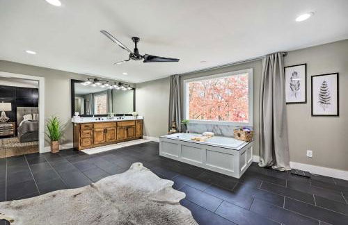 Lakefront Rogers Getaway with Hot Tub and Deck! - Foto 16