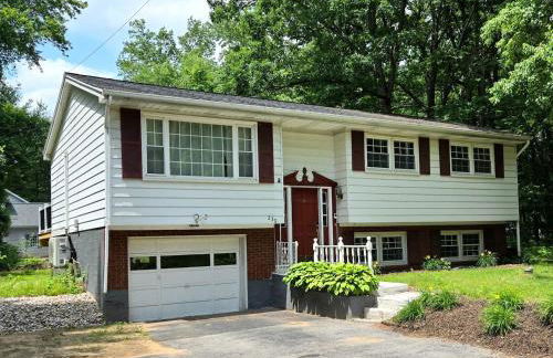 Spacious 4BR Retreat Yard, BBQ & Prime Location - Foto 1