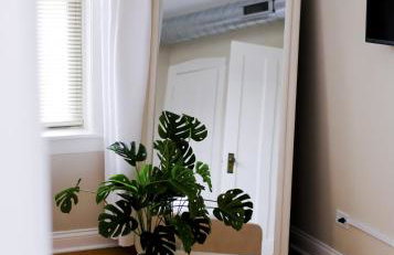 Chicago Chic, Cozy 1BR with Stylish Workspace - Photo 29