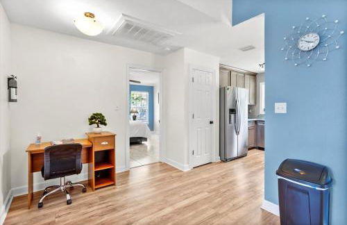 Endless Summer Retreat with Private Pool near Beach - Foto 19