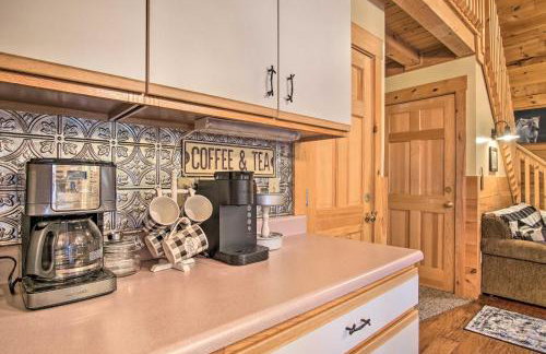 Rustic Rothbury Cabin with Resort Amenity Access! - Foto 8