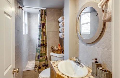 Deck with Hot Tub Ashton Cozy Cub Cabin - Foto 26