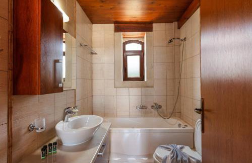 Villa Eleftherna - Majestic Evergreen Retreat with Scenic Views - Foto 32