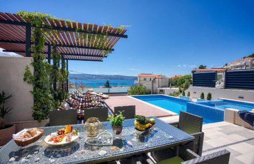 LUXURY VILLA PARADISE 120m from sandy beach, heated pool, billiard, max 12 pax - Foto 3