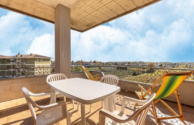 Serene Lakeview Apartment - Foto 14