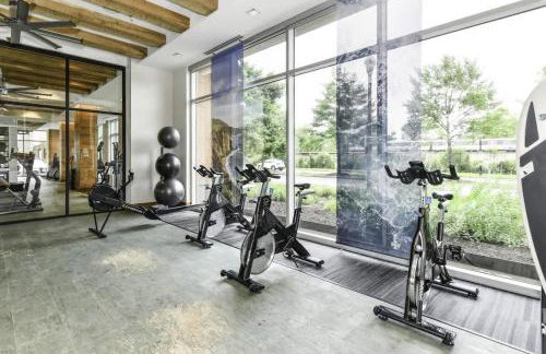 Urban 2BR Oasis with Scenic Rooftop and Gym - Foto 22
