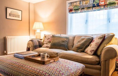 Hollyhocks, Tunstall - Foto 17