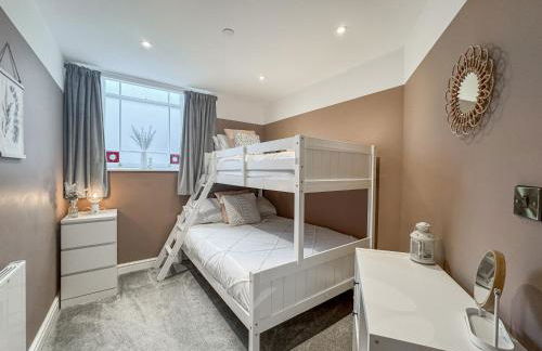 Converted Welsh Sunday School with Sea View & Garden on Anglesey - Dog Friendly - Photo 6