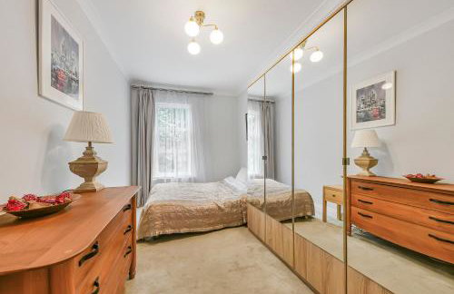 Spacious 2BR Flat with Private South Facing Terrace in West London - Foto 7