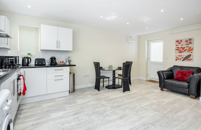 Bedford Hospitalsouth Wing4 Guests3 Bedswifi - Photo 20