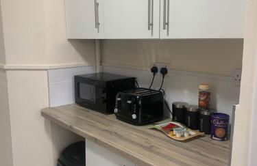 Vauxhall Central - Spacious 3-Bed Serviced Apartment- Balcony-Free Parking - Lift - Sleeps 7 - Foto 34