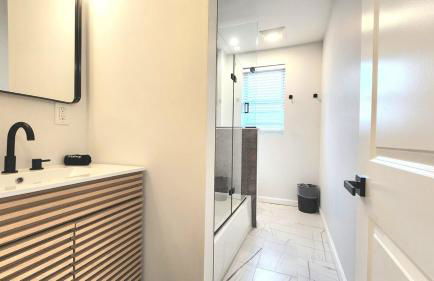 The Row House- Modern, Stylish and Newly Updated! - Foto 43