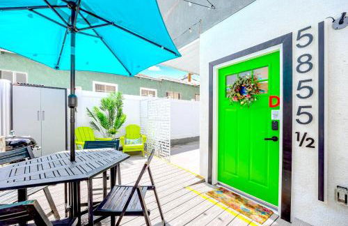 D- Hip & Stylish NoHo Family-Friendly Home near Universal & Hollywood with Patio - Hot Tub - Games - & Parking - Foto 35