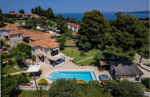 Eco Stone Villa with Private Pool and Jacuzzi - Photo 3