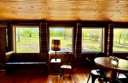 Tranquil Riverfront Cabin Retreat with Wildlife, Trails & Open Skies in Tahlequah, Oklahoma - Foto 25
