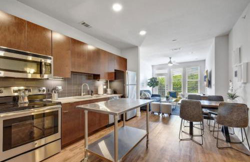 Charming Apartment in Southtown Wifi Pool Gym - Photo 15