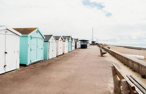 Sunny Beachside Apt with Free Parking - Foto 29