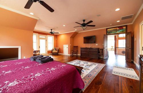 Riverbend Lodge Spacious Riverfront Home with Hot Tub Pool & Mountain view - Foto 39