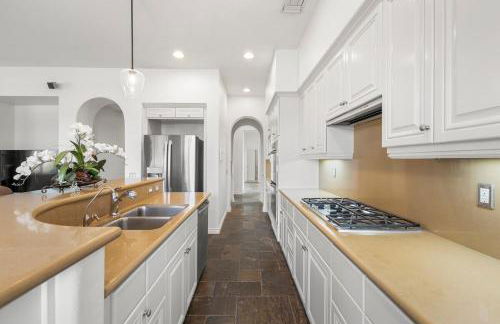 Spacious Luxury home in Gated Community with Resort Pool & Scenic Views - Photo 16