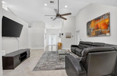 Family-Friendly Boca Gem! 4BR 3BA with Pool & Sauna - Foto 7