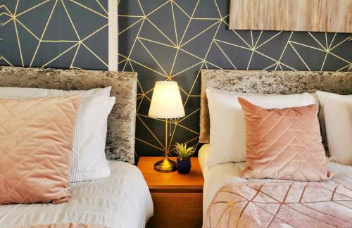 Highstone 4 Bedrooms Home 7 Beds With Parking and Garden - Foto 18