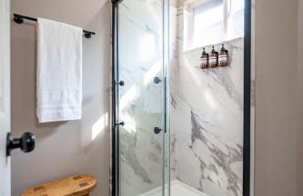 Modern & Stylish - Mins to Downtown - Family Friendly - Photo 23