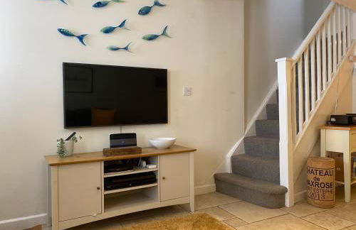 Reduced rates for this month! Beautiful cottage, 3 stories high with upstairs courtyard and set in an amazing location! The fantastic newly developed Town Mill with restaurants and craft shops on your doorstep Also only 2 minutes to the sea! , Sleeps 4 - Photo 8