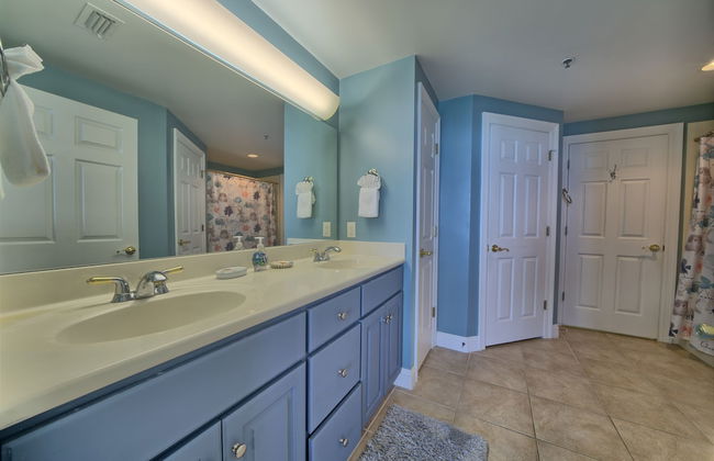 Relaxing Beachfront Condo with Beach Access - Unit 1603 by RedAwning - Foto 31