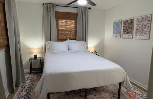 Modern 3 bedroom home downtown Forest city outstanding backyard, pet friendly - Foto 17