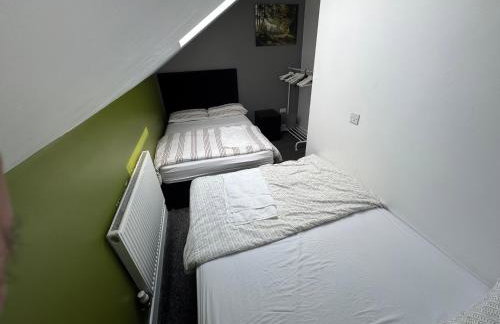 Modern 3- Bed Holiday Home - Private Parking Sleeps 10- 2 Min M62 - Foto 24