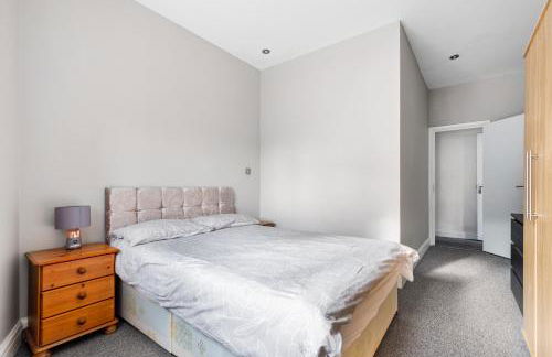 Group Friendly 2 Bed 2 Bath FREE PARKING for 2 Large Vans or up to 4 Cars Zone 2 Sleeps 10 Close to Central London and Zone 2 tube station - Photo 68