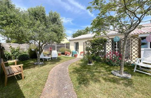 Maison rénovée, à 300m de la plage et proche commerces, avec terrasse et jardin, tout confort - FR-1-361-131 - Photo 1