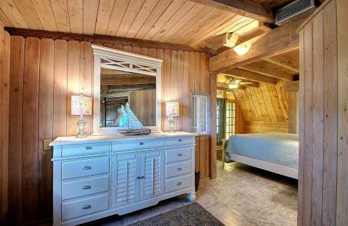 Beautifully Decorated Waterfront Chalet Rental in Grant, Florida - Photo 13