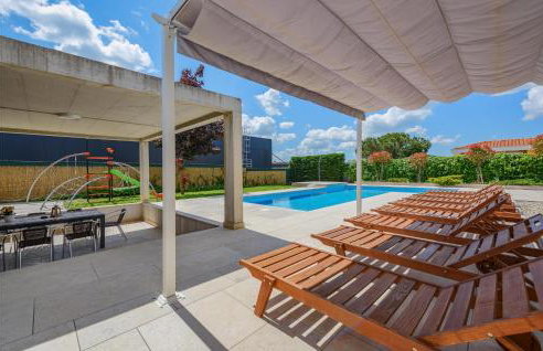 Five-Bedroom Holiday Home In Zminj - Photo 14