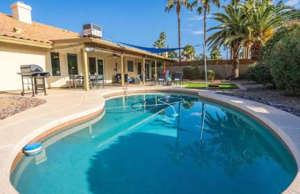 New Listing! Stylish 4 Bdrm W/pool and Game Room - Foto 70