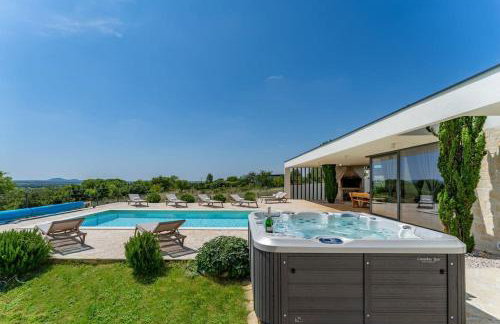 Luxury Spa Villa w Heated Pool, Jacuzzi & Sauna - Photo 7