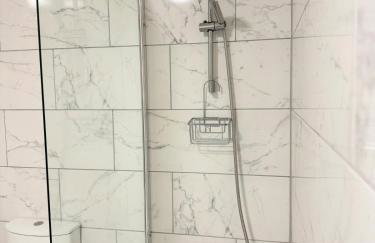 New Spacious 4 Bedrooms 5 Beds House Sleeps 8! - Foto 29