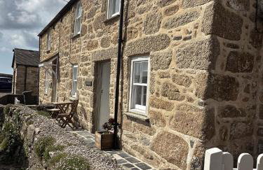 New renovated beach front cottage - Photo 13