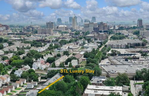 Modern 4BR Retreat with Free Parking in Prime CWE! - Foto 27