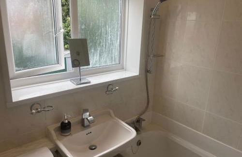 4 Bedroom House - Sleeps 6 - Garden Bbq Parking - Foto 11