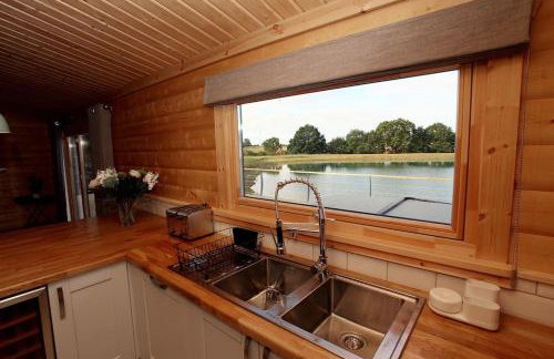 Cambridgeshire Lakes - luxury lodges in a stunning lake location - Foto 2