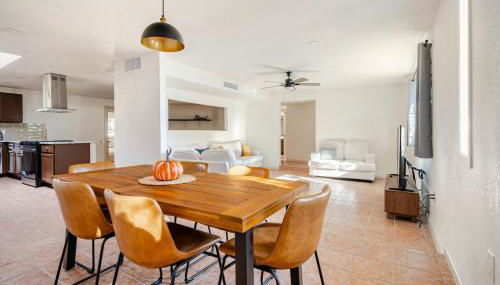 l NEW l 5BR 3BTH Large and Modern Home l Central LOC l 1 ACRE lot - Foto 3