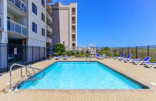 Oceanfront 2 Bedroom Modern Beach Condo w Pool - Foto 4