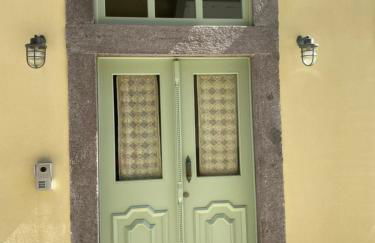 Διαμέρισμα σε ανακαινισμένο αρχοντικό 19ου αιώνα, κέντρο Μύρινας - Photo 3